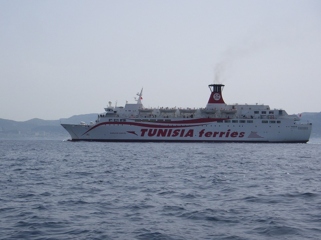 : Ferry arrivant `a Marseille