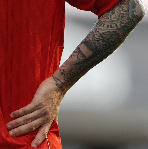 Gelandang Liverpool ini pamer tato naga di punggung pada pertandingan 