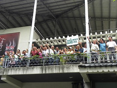 參與麥田狂想與大豆農友們，舉著無基改農區的告示牌，齊說「讚」！