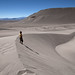 La guida argentina di Salta cammina sulla cresta della duna provocando una sorta di rumore simile ad un aeroplano, dovuto alla pressione della sabbia che scende