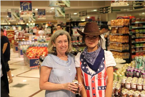 Foreign Agricultural Service Acting Administrator Suzanne Heinen visited the Solana Mall BHG store during the July promotion.