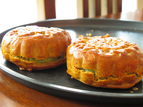 Traditional baked Mooncake 传统莲蓉月饼