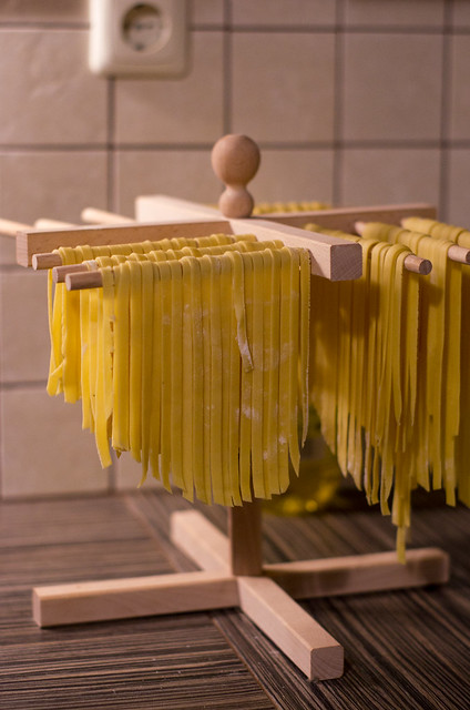 Seene-sibula pasta tegemine / The making of mushroom & onion pasta