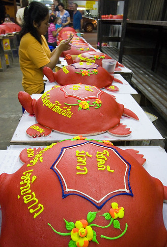 Making the red turtles for Por Tor festival