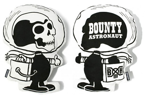 bountyhunter-astronaut-cushion