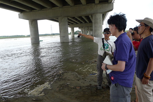 兩岸環境媒體在台南社大講師晁瑞光帶領下，在大肚溪口親眼見證有毒爐渣分佈狀況。