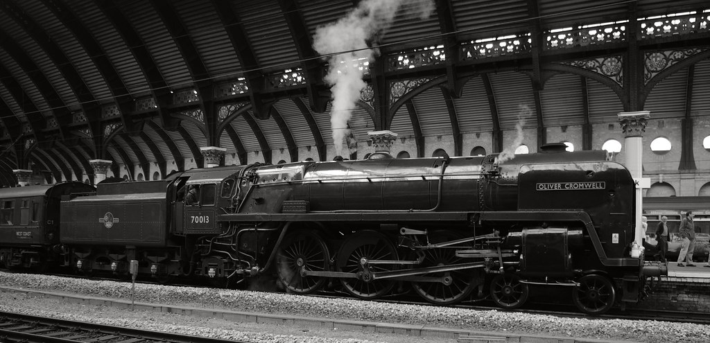 70013 Oliver Cromwell Side bw