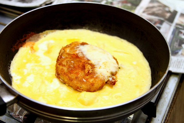 Ramly Burger: Using omelette eggs for the meat patty