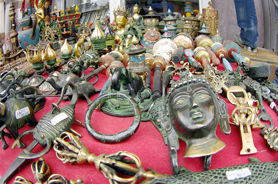 Развал тибетских сувениров в Ле.