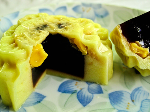 IMG_0148 Corn agar-agar with gula melaka filling , 粟米椰糖燕菜月饼