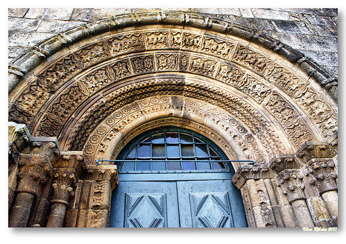 Arquivoltas  do portal principal da igreja de Paderne by VRfoto