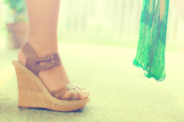 shoes, wedge, green scarf, mommy style