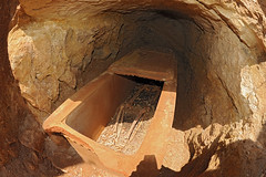 Sarcophage en terre cuite de l’état 2 dans son loculus - Fouilles de sauvetage à Beyrouth (Université Libanaise-Ifpo) - été 2011
