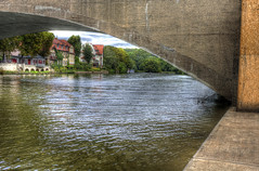 Blick unter einer Brücke durch an der Saale in Halle (HDR)