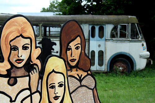 Flickorna bak i bussen