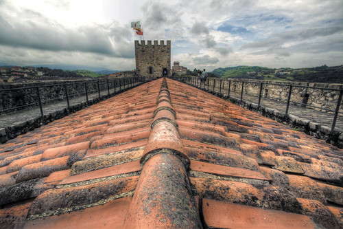 Castle roof. San Vicente de la Barquera. Cantabria. Tejado del castillo