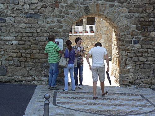 touristes devant la porte.jpg