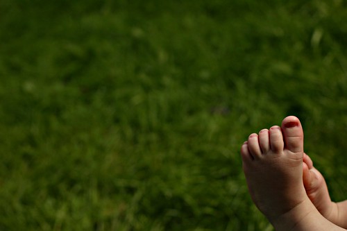 Feet'n Grass. by BlacKie-Pix