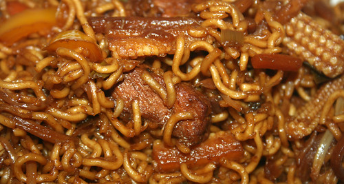 35 - Gebratene Nudeln mit mariniertem Schweinefleisch / Fried Noodles with marinated pork -CloseUp