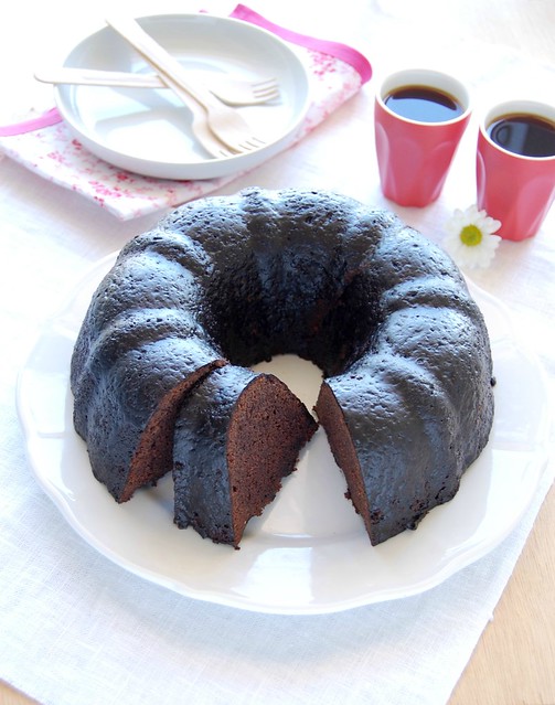 Chocolate cake with cocoa glaze / Bolo de chocolate com calda de cacau