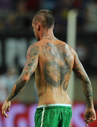 Gelandang Liverpool ini pamer tato naga di punggung pada pertandingan 