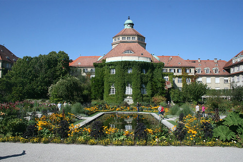Hauptgebäude & Seerosenteich - Botanischer Garten München