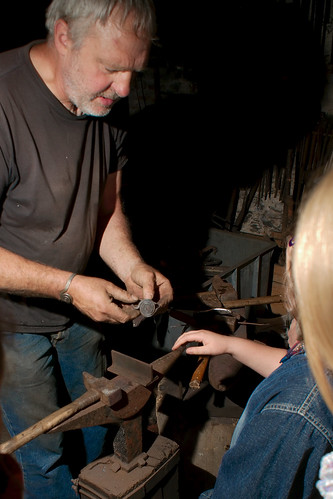 Marc Tiret fabriquant un bracelet à la forge