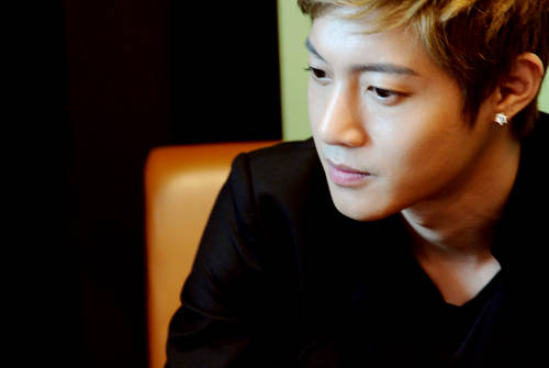 Kim Hyun Joong Interview in Vietnam Hotel Room [110811]