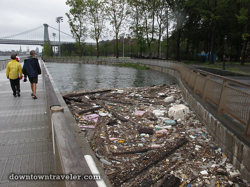 Aftermath of Hurricane Irene in NYC_Garbage in East River