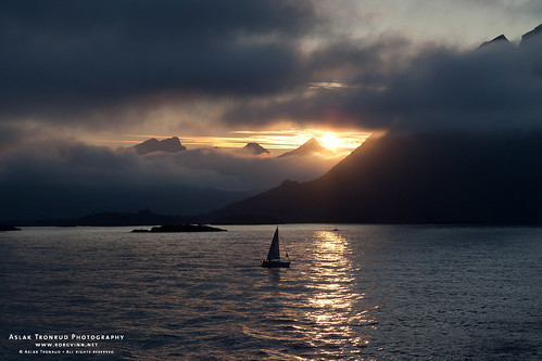 Sailing in the midnight sun by aslakt