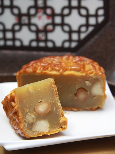 Baked Mooncake with Macadamia Nuts and Low Sugar White Lotus Paste