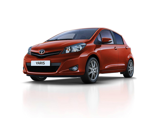 exterior toyota yaris 5door 2011 privacyglass chromegrille 16alloys dynamicdriving halogenheadlamps frontfoglamps