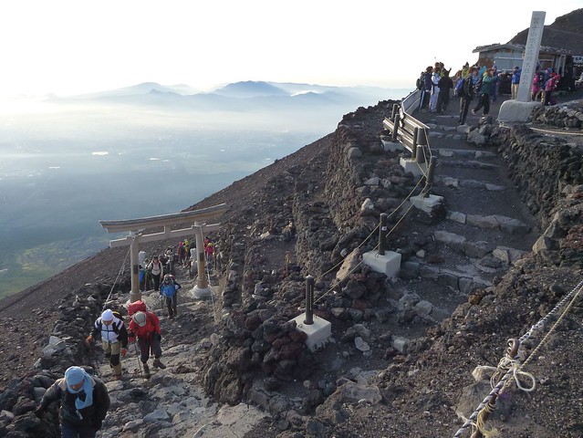 吉田口を登ってくる人たち, 一合目から富士山に登る Climbing Mt.fuji, from the starting point of Yoshidaguchi Climb Trail