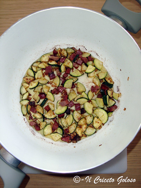 Taiarin con zucchine speck pesto mandorle e olive - domo