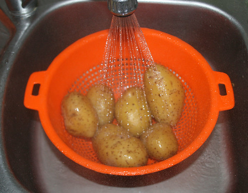 16 - Kartoffeln abgießen