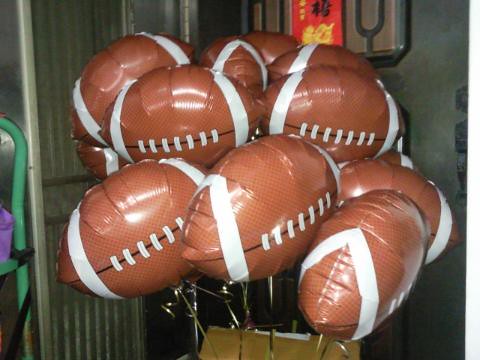 鋁箔氣球，橄欖球造型氣球，16顆 by 豆豆氣球材料屋 http://www.dod.com.tw