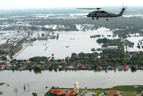 USS Mustin provides post-flood relief in Thailand [Image 9 of 13]