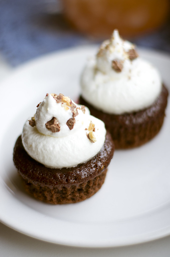 Guinnessiga tassikoogid vahukommikattega / Guiness cupcakes with marshmallow frosting