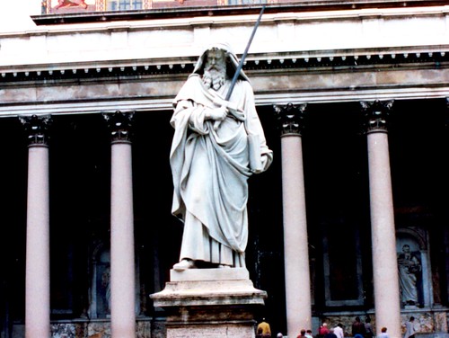 Estatua de San Pablo en el frente