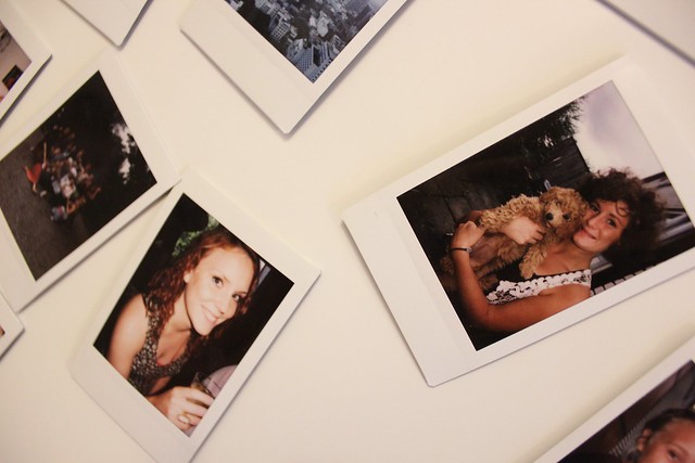 Polaroidbilder på kulskåpet.