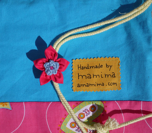 The drawstring bag and the kanzashi flower by mamima project