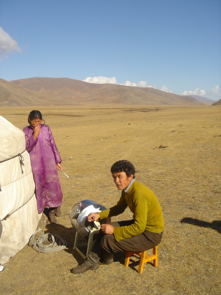 Fabrication de beurre en milieu traditionnel (yourte) : barattage, Sum de Khangaï (bag de Noyon Khangaï), Arkhangaï, Mongolie