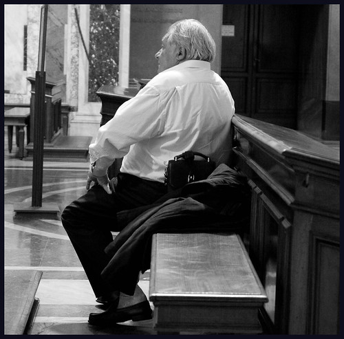 oude man in kerk by hans van egdom