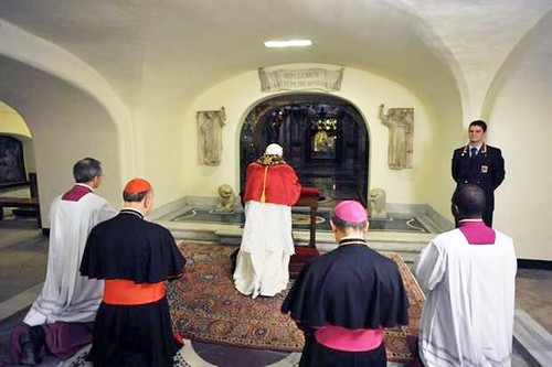 Benedicto XVI rezando ante la tumba de San Pedro