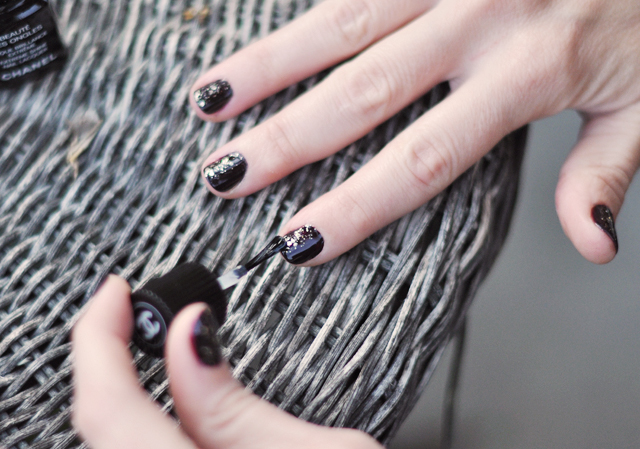 painting nails-hands -chanel top coat-manicure