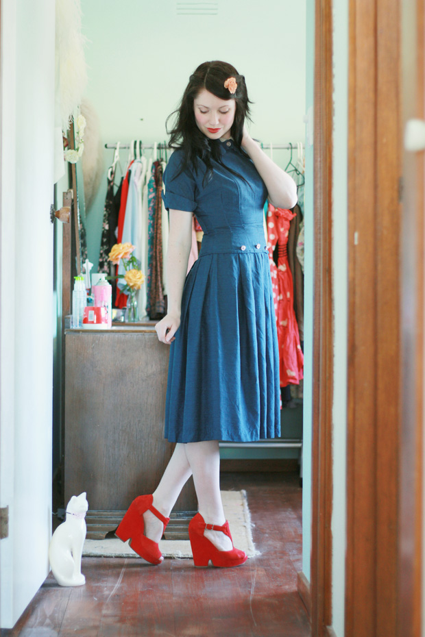 1940s blue dress red shoes f
