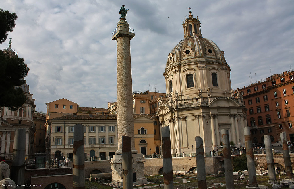 Coluna de Trajano, encimada pela estátua de São Pedro. Esta coluna conseguiu atravessar os tempos de forma incólume, resistindo às guerras, às depredações e às catástrofes naturais.