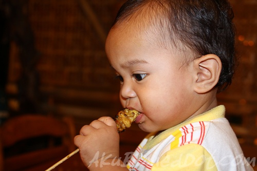 Baby Aslah makan Satay