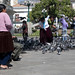 Cholitas giocano con i piccioni nella plaza Murillo (La Paz)