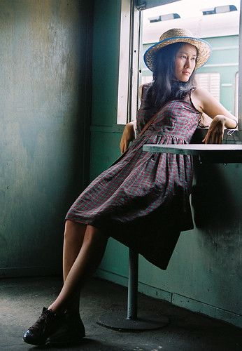 無料写真素材|人物|女性アジア|女性座る|帽子|ワンピース・ドレス|ベトナム人